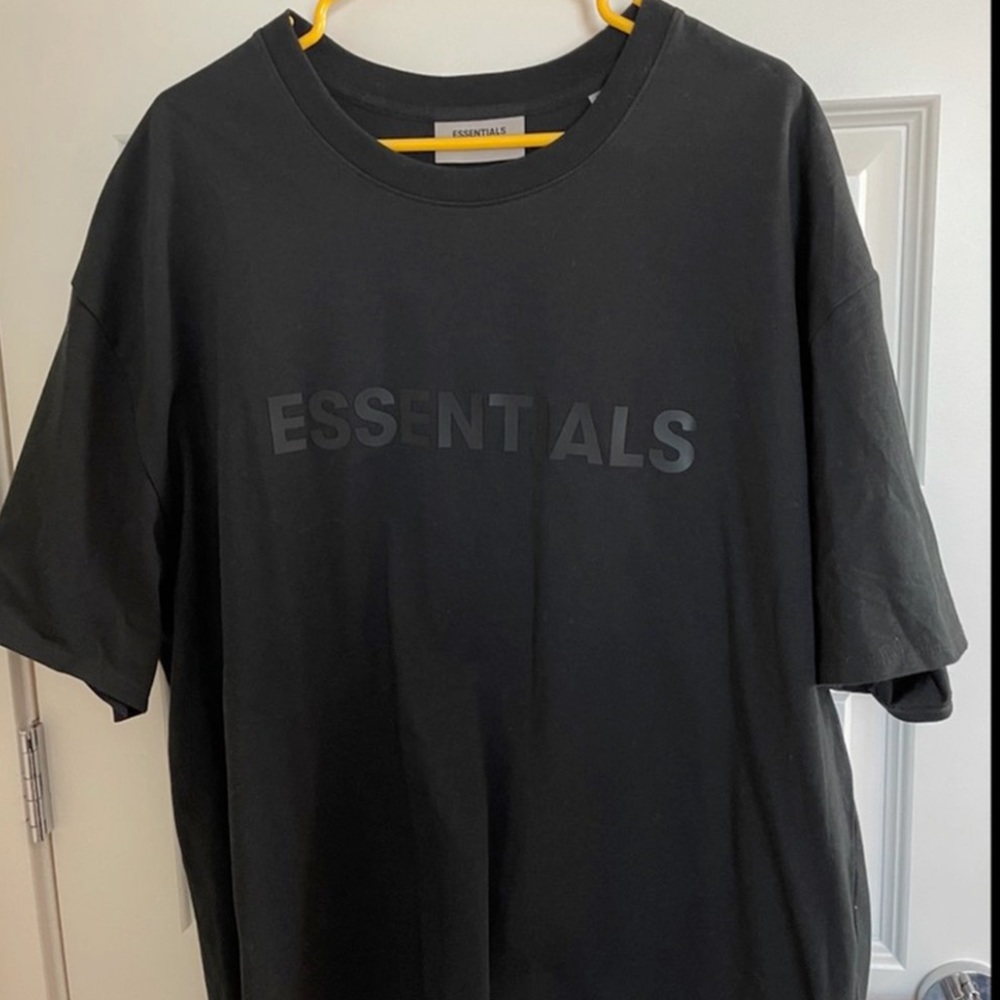 BLACK FEAR OF GOD ESSENTIALS TSHIRT